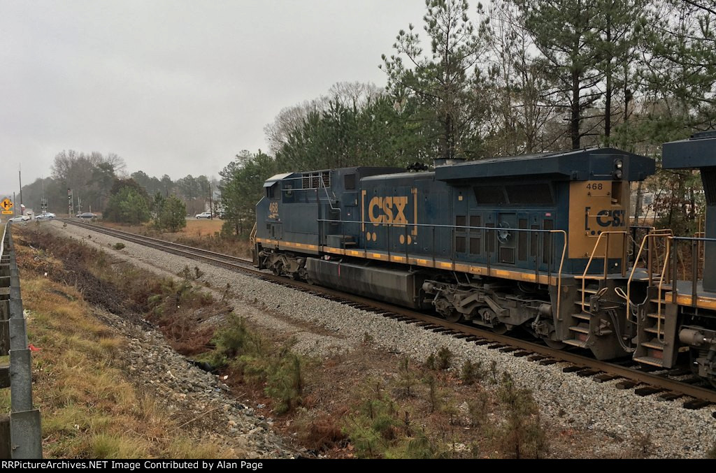 CSX 468 waits for green